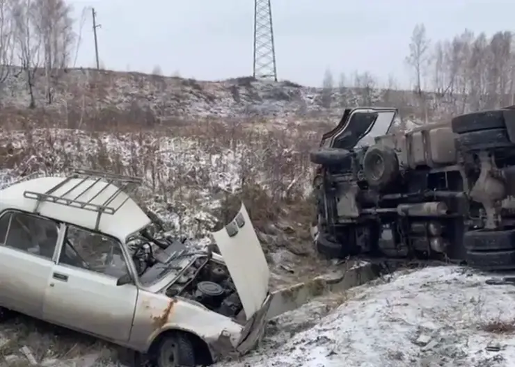 На трассе в Красноярском крае водитель большегруза выехал на встречную полосу и врезался в «семерку»