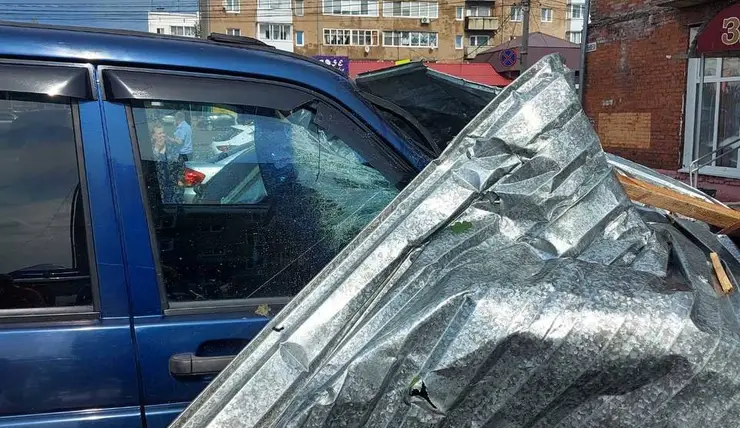 В Боготоле ветер повредил более 30 автомобилей