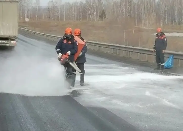В Красноярске на съезде с Николаевского моста на дорогу разлились нефтепродукты