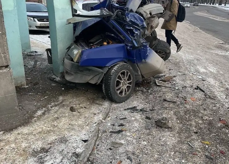 В Красноярске автокран врезался в припаркованный ВАЗ и смял его