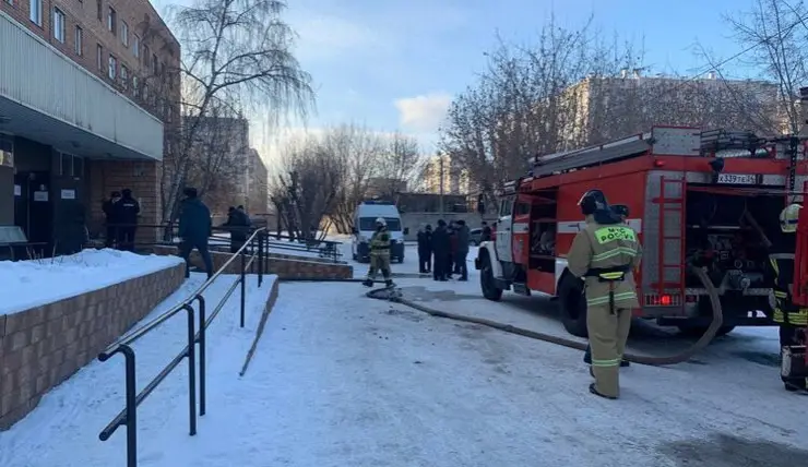 В Красноярске загорелась больница