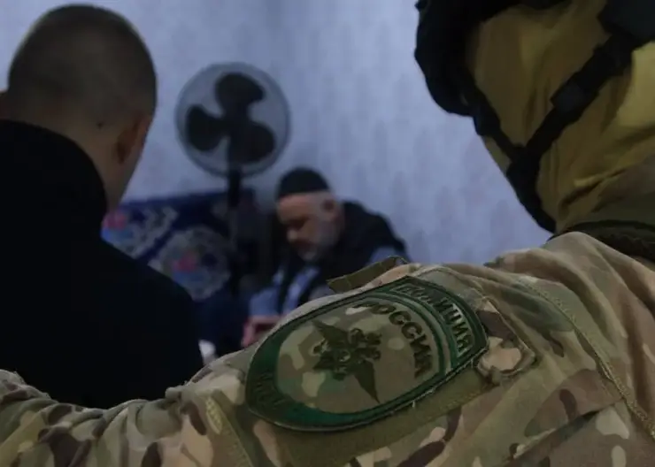 В Красноярске после рейда на рынке КрасТЭЦ два мигранта получили повестки в военкомат