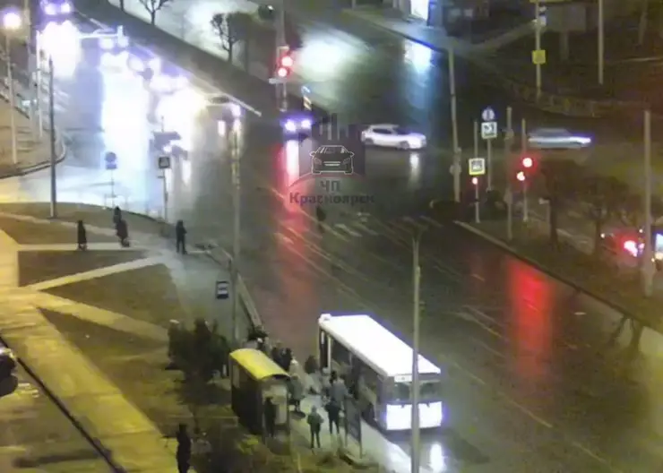 В Красноярске 75-летний мужчина переходил дорогу на красный и попал под колеса