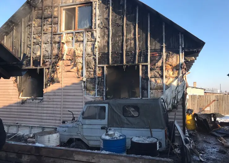 В Красноярском крае при пожаре в двухквартирном доме погибла годовалая девочка