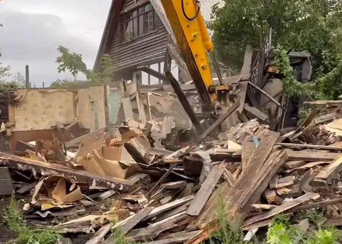 В Красноярске на Графитной сносят последний дом в зоне новой развязки