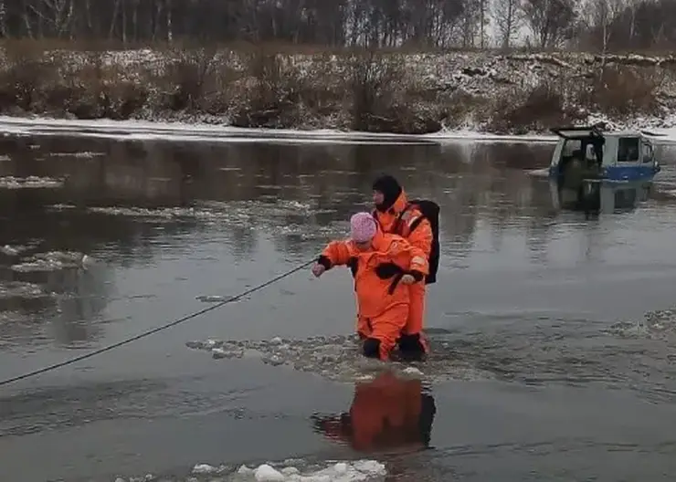 В Красноярском крае на реке Урюп застрял УАЗ с двумя человеками