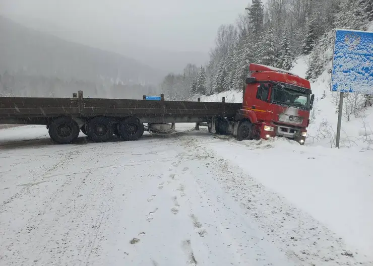 На трассе под Красноярском грузовой КамАЗ не справился с управлением и перекрыл проезд