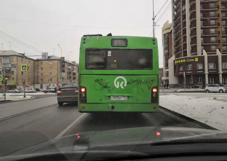 Жителей Красноярска просят помочь в борьбе с вандалами в автобусах и на остановках