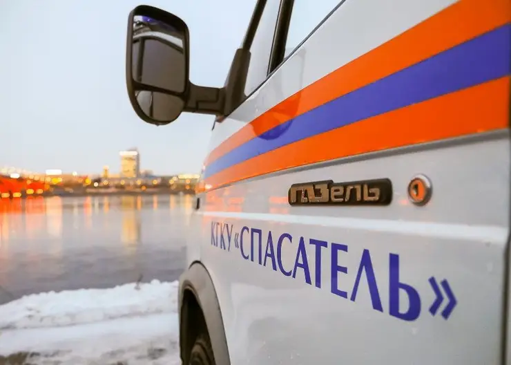 В Красноярском крае из застрявшей на трассе машины эвакуировали мужчину и женщину