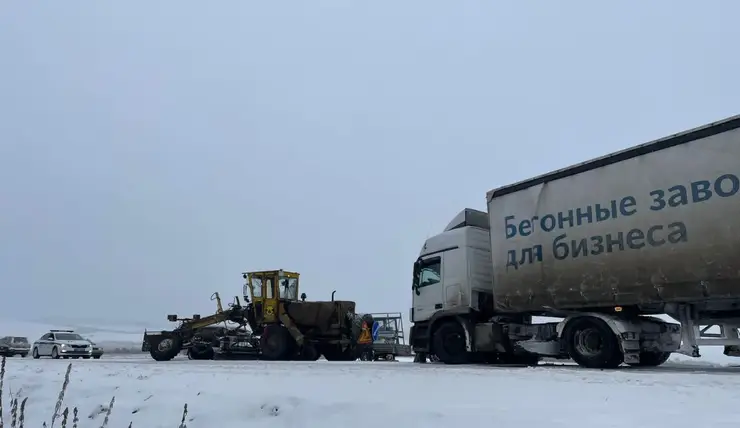 На трассе Р-257 «Енисей» грузовик столкнулся с грейдером, который очищал снег