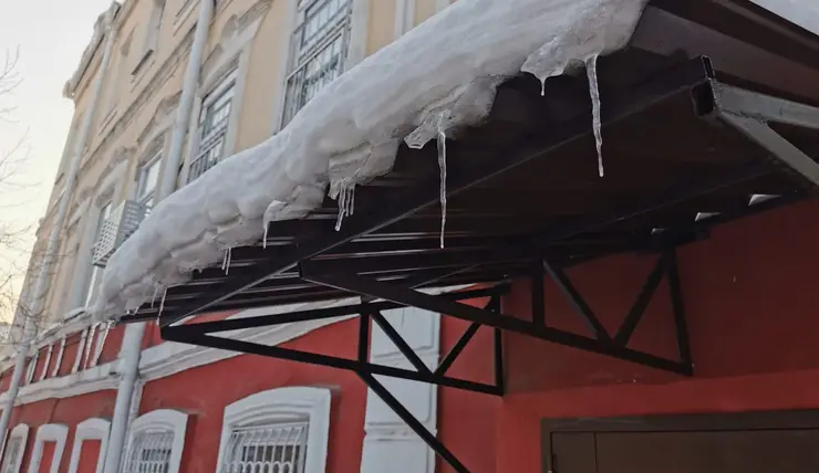 Организации, содержащие здания, предупредили о необходимости очистки крыш от снега и сосулек