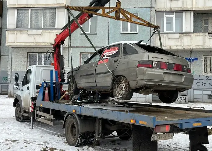 В Советском районе Красноярска эвакуируют брошенные автомобили