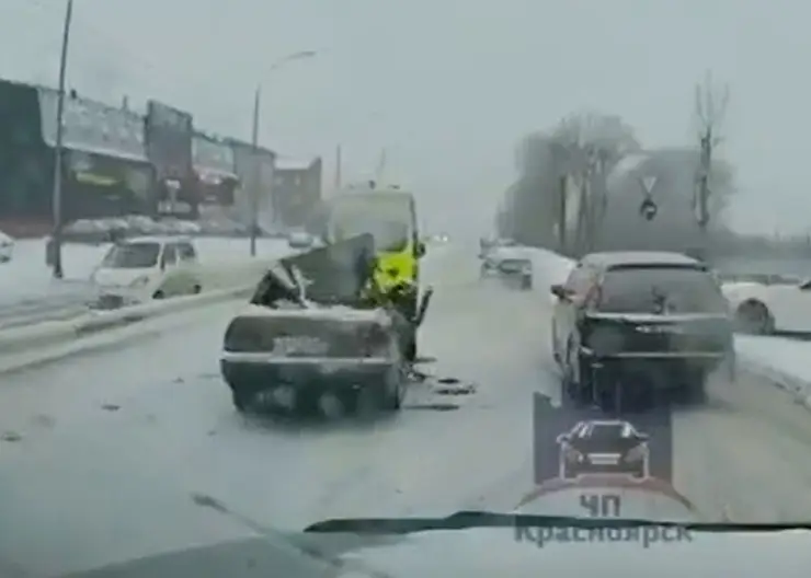 В Красноярске в ДТП у Тойоты сорвало крышу