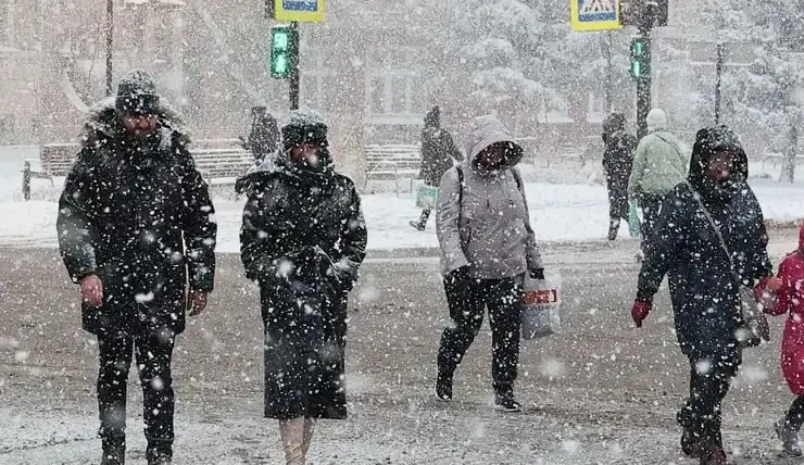 Красноярским пешеходам напомнили правила безопасности на дорогах в снегопад
