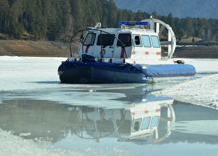 В Красноярском крае с оторвавшейся льдины спасли троих рыбаков