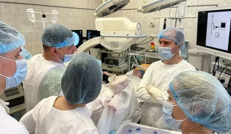 Красноярские хирурги провели первые малоинвазивные операции 16-летним подросткам с мочекаменной болезнью