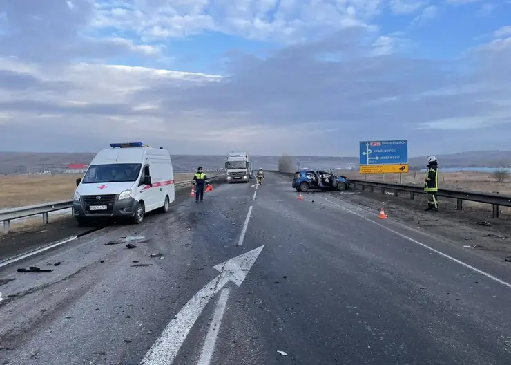 Под Красноярском в аварии с грузовиком погибла 46-летняя пассажирка такси