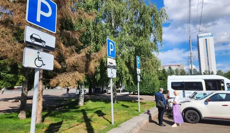 В Красноярске сделают более удобными места для инвалидов на платных парковках