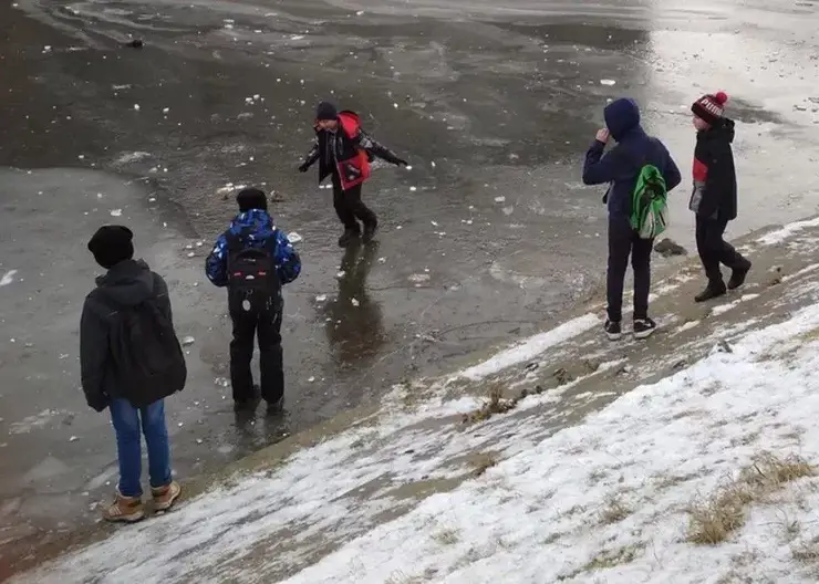В Красноярском крае заметили гуляющих по льду реки Кан подростков