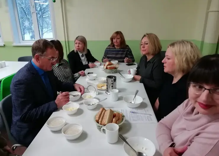 В Красноярске в лицее Октябрьского района провели завтрак с родителями