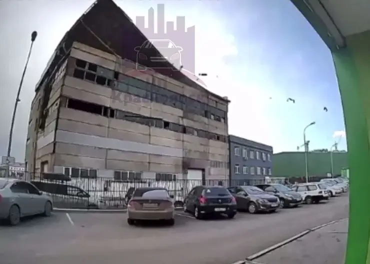 В Красноярске сильный ветер сорвал крышу со здания в микрорайоне Образцово