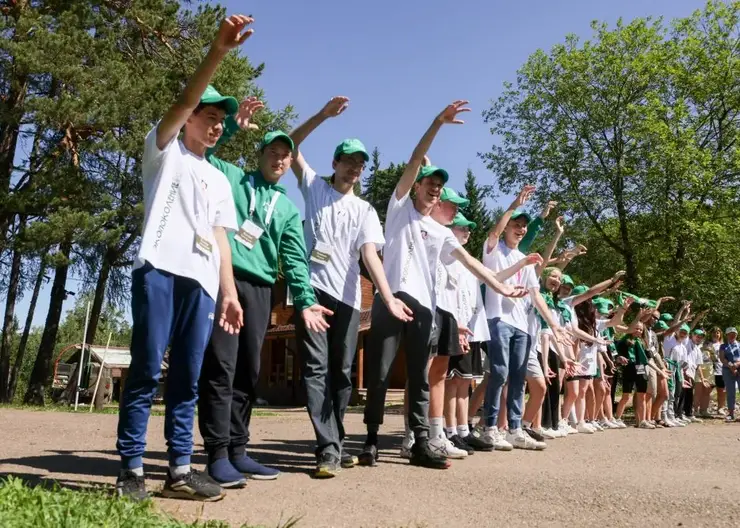 Школьники со всей страны принимают участие в экологической экспедиции на «Красноярских Столбах»