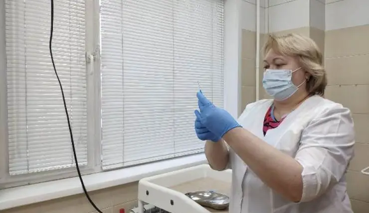 Красноярские врачи продолжают прививаться от коронавируса