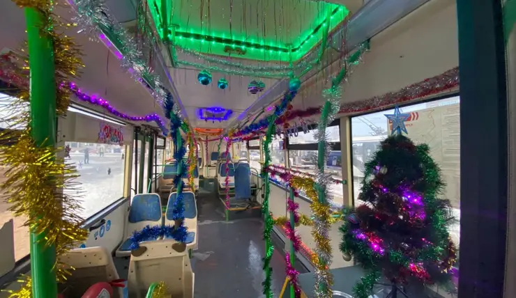 В Красноярске автобус маршрута № 30 украсили 40-метровой гирляндой