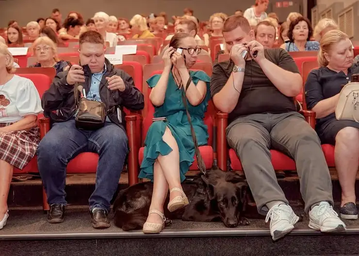В Красноярске прошел кинопоказ для слабовидящих зрителей