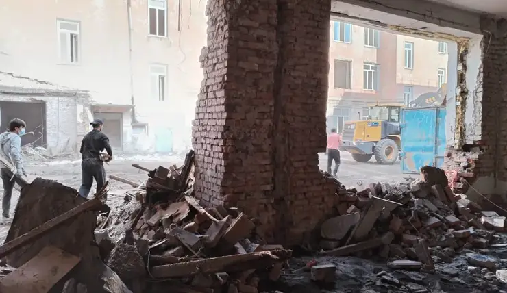 В Красноярске завершают демонтажные работы в одной из старшейших школ города
