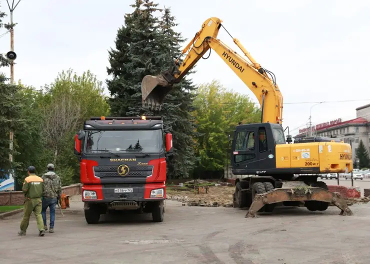 В Центральном парке Красноярска приступили к демонтажу старой брусчатки и ограждений