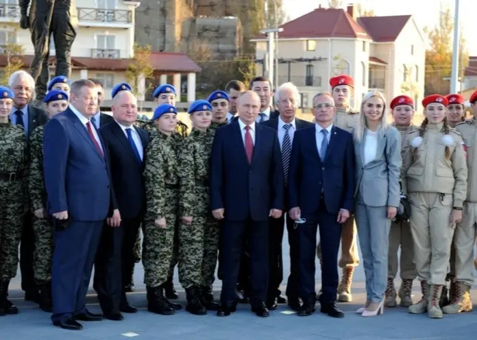 Красноярская школьница посетила с президентом России мемориальный комплекс, посвящённый окончанию Гражданской войны