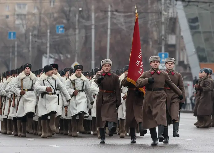 В Красноярске 4 ноября показали реконструкцию проводов на фронт