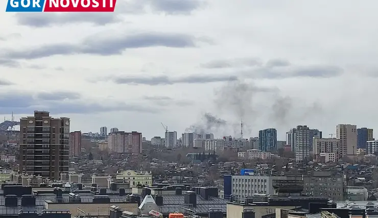В Красноярске горят два дачных дома на площади 250 кв. метров