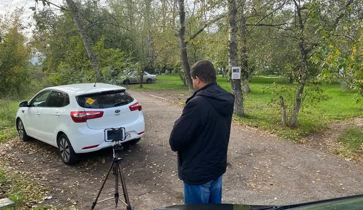 В Красноярске любителям парковаться на газонах выписали штрафов на 21,5 млн рублей
