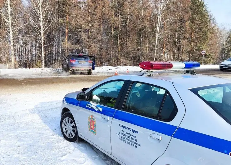 На выезде из Красноярска столкнулись две машины