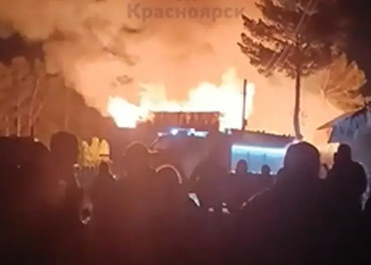 В Емельяновском районе ночью сгорели 5 домов и хозяйственные постройки