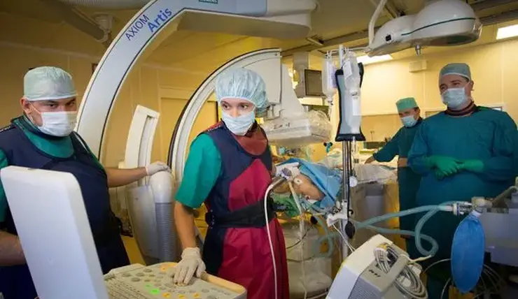 Красноярские хирурги провели сложнейшие операции на сердце троим подросткам и 81-летнему пенсионеру