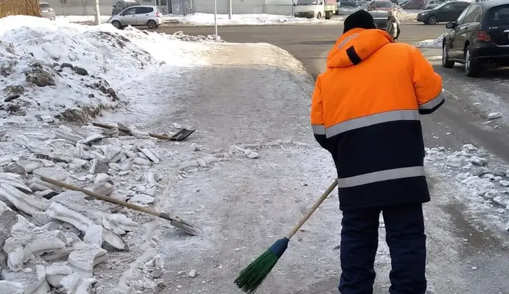 В Центральном районе Красноярска от снега и льда очистили 36 лестниц