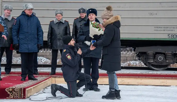 Вернувшийся из Херсонской области красноярский полицейский сделал предложение своей девушке