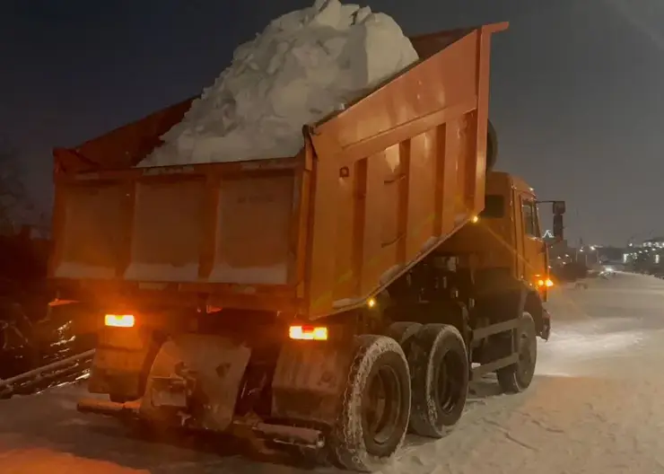 На центральную набережную Красноярска завозят тонны снега