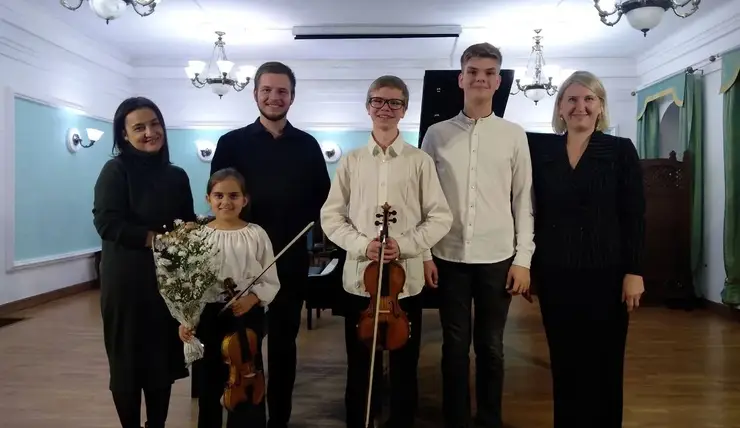 Юной красноярке вручили скрипку на престижном музыкальном фестивале