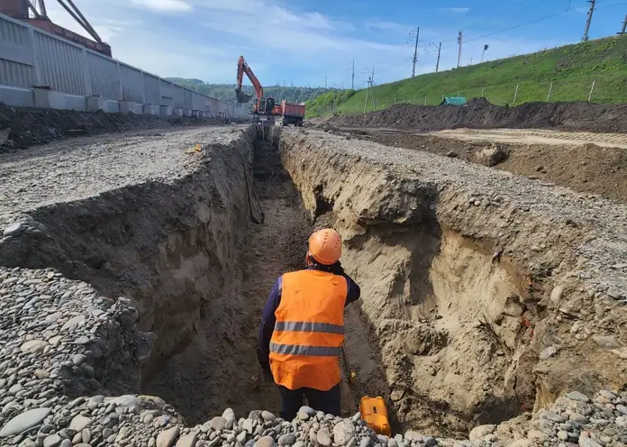 На новой развязке на Пашенном в Красноярске обустраивают ливневку