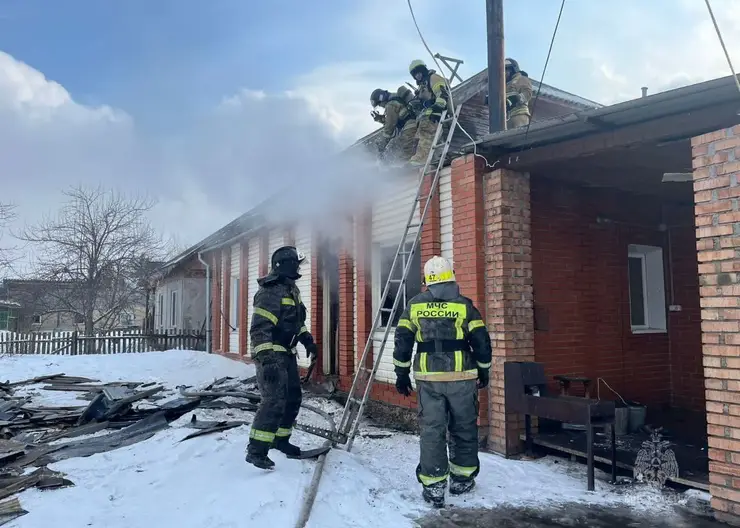 В Красноярском крае внутри горящего дома оказался заперт 9-летний мальчик