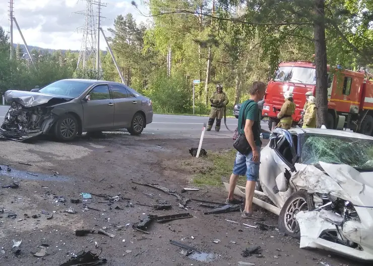 На трассе под Красноярском в ДТП пострадали три человека