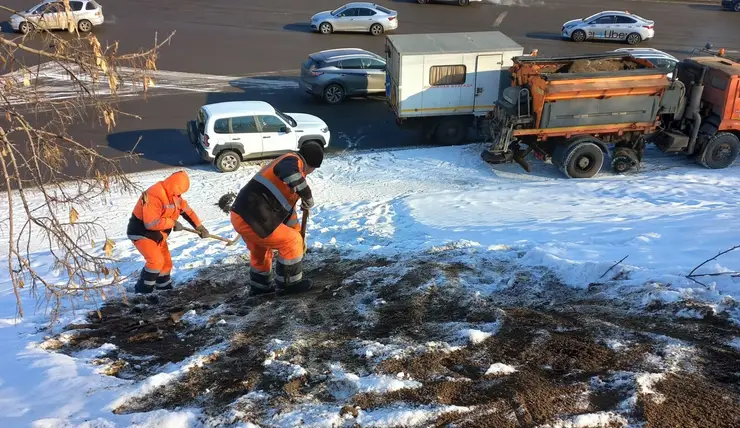 В Красноярске засыпали опасную горку на улице Матросова