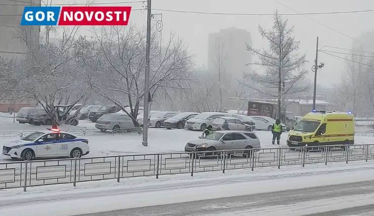 На правом берегу Красноярска автомобиль сбил переходившего на «красный» пешехода