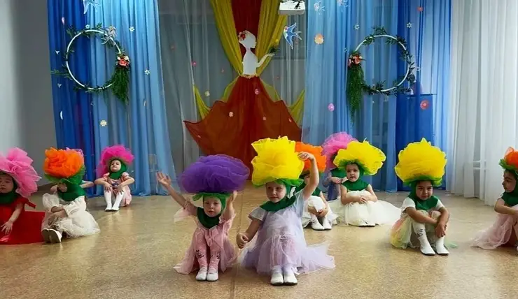 Красноярские школьники и детсадовцы поздравили женщин с 8 Марта