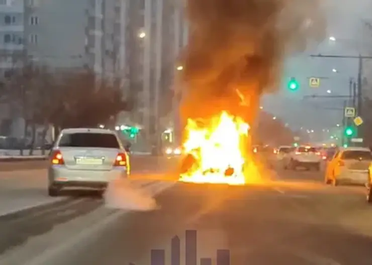 На Калинина в Красноярске во время движения вспыхнул автомобиль