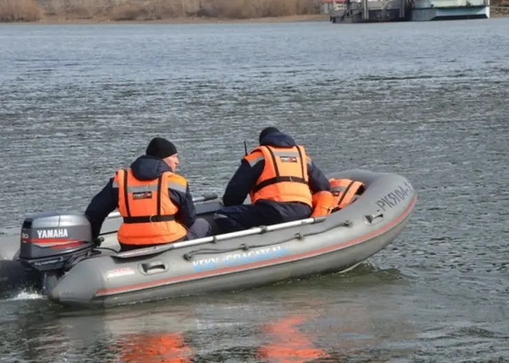 На севере Красноярского края трое человек застряли на лодке посреди Ангары